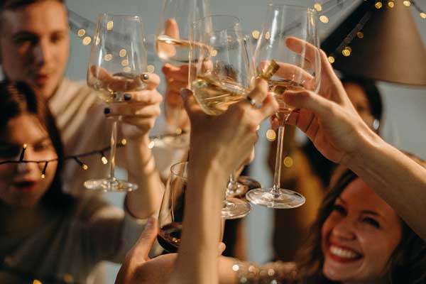 People clinking glasses at a party